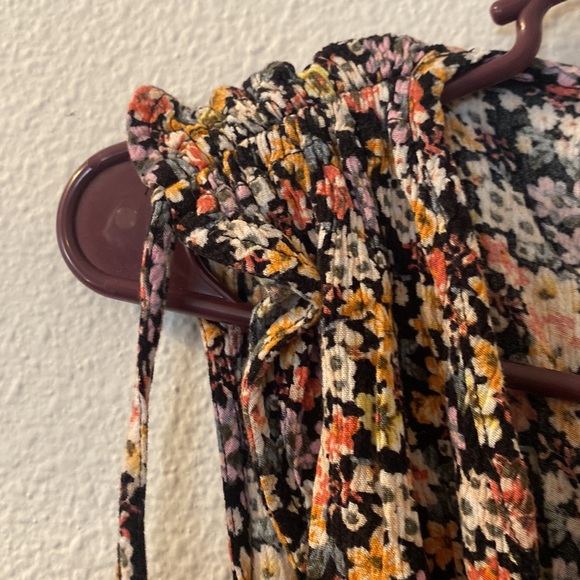 No brand and no size deep vneck shorts romper fits like a small - Picture 4 of 5